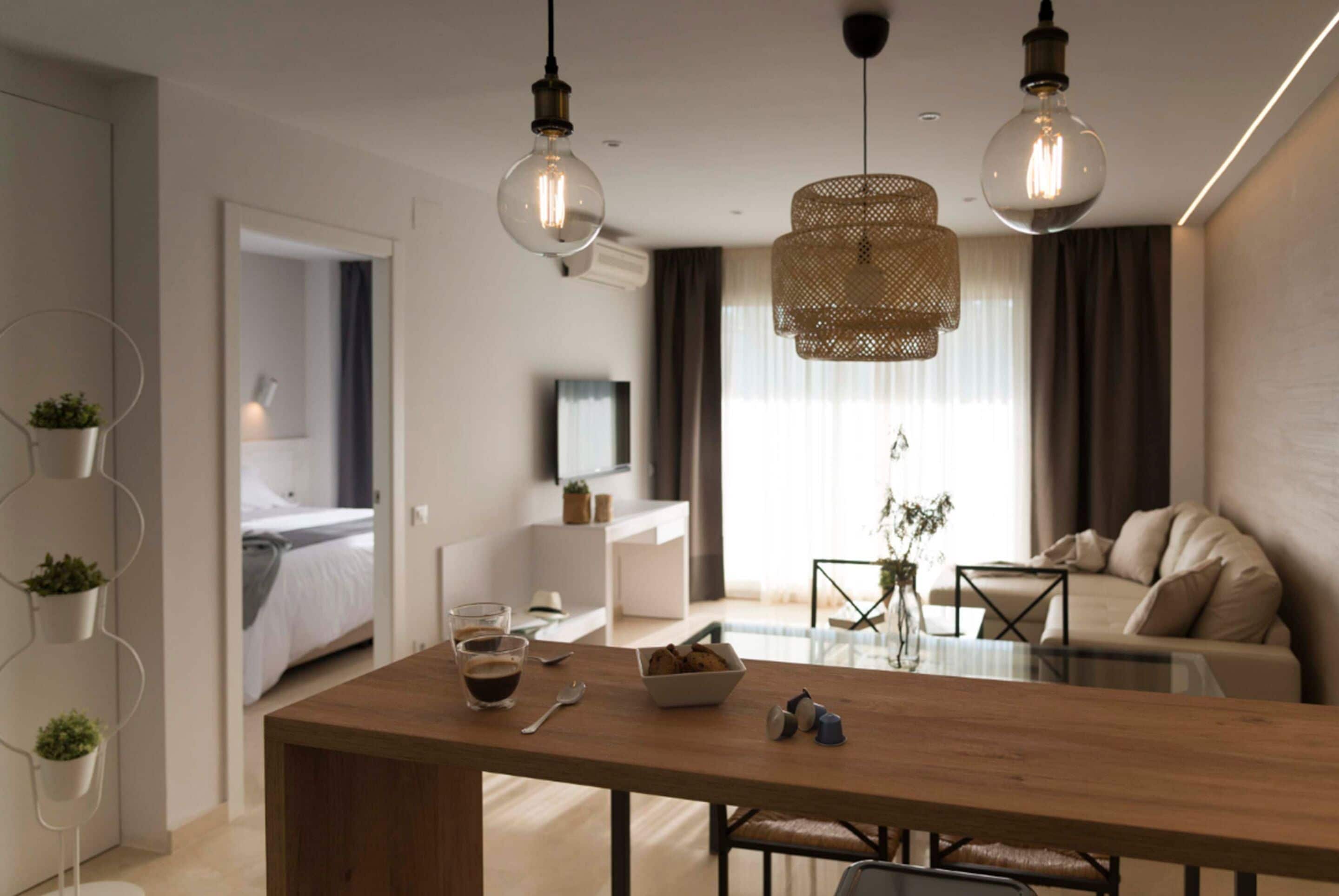 Apartament prèmium, 1 dormitori, vistes parcials al mar | Sala d'estar | Televisor de pantalla plana 