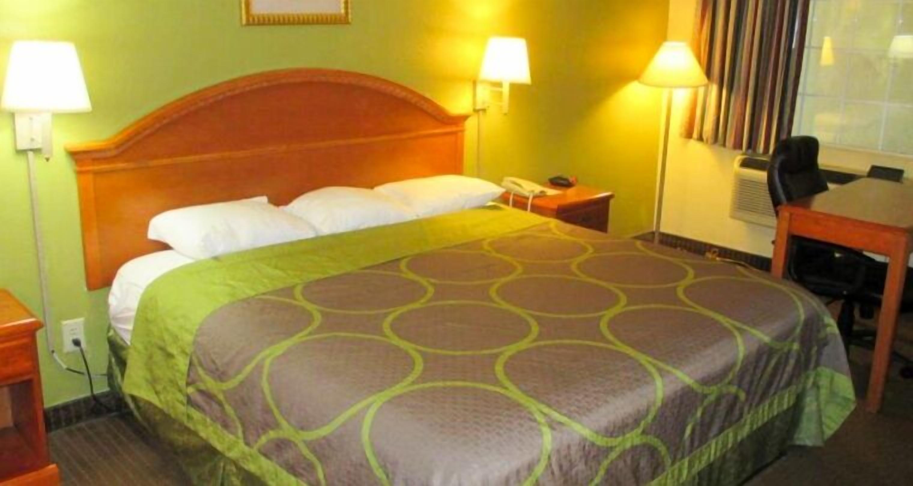 遮光カーテン、WiFi (無料)、ベッドシーツ