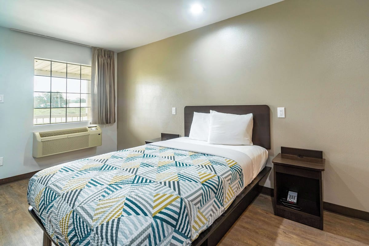 Blackout curtains, free WiFi, bed sheets