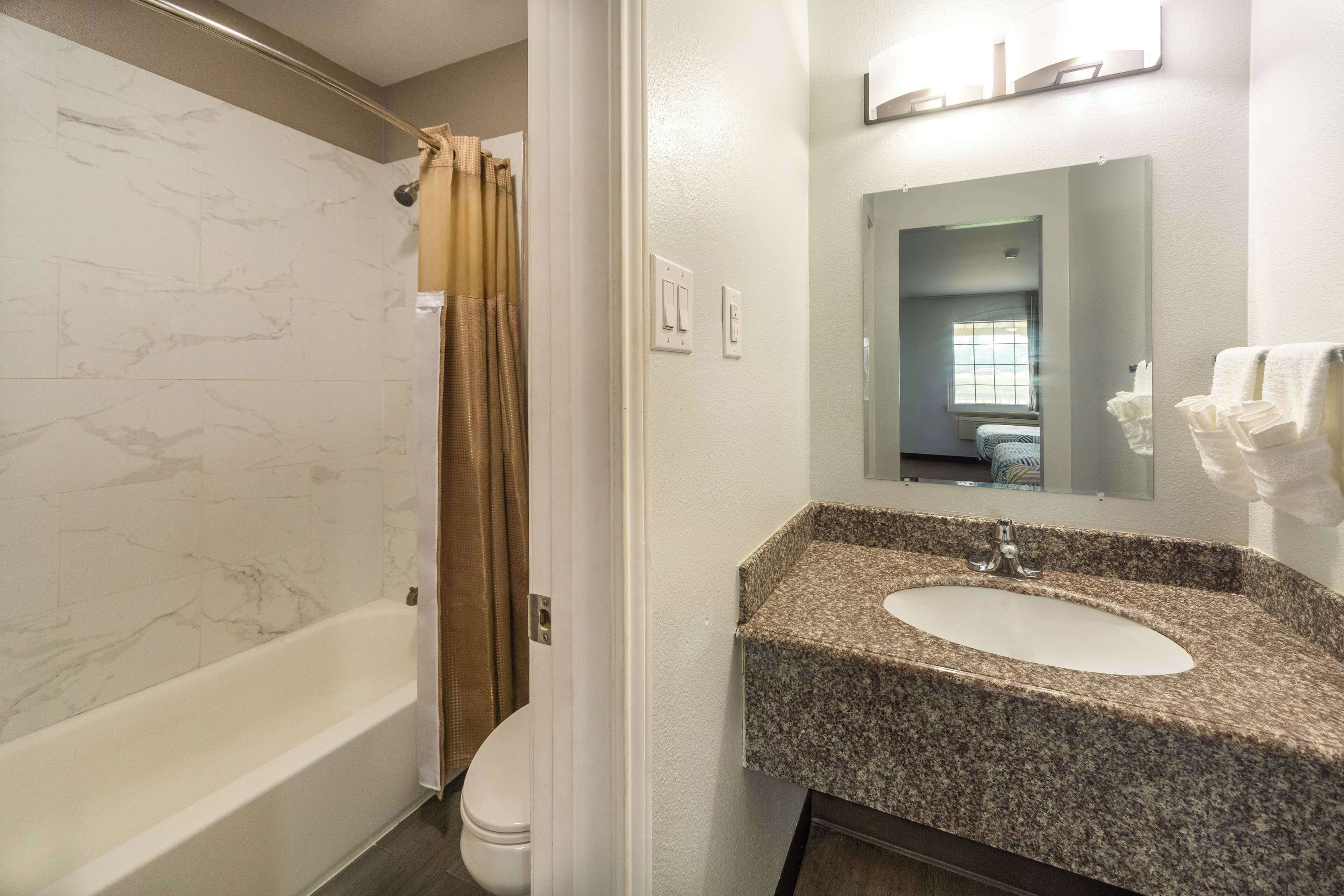 Combined shower/tub, hair dryer, towels