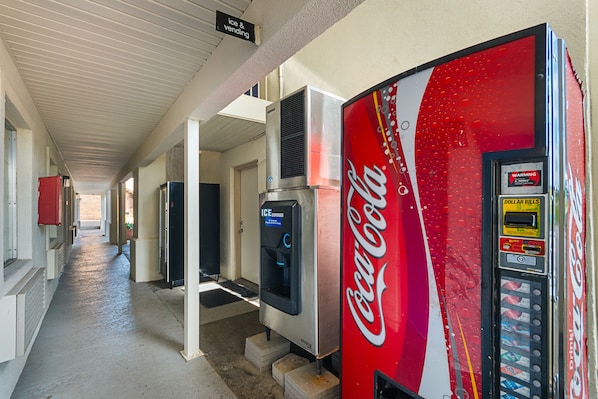 Vending machine - Motel 6 Livingston, TX (Livingston)