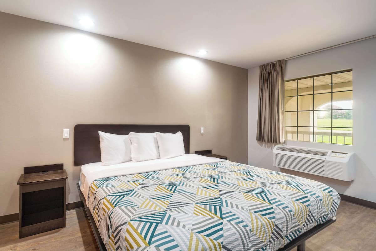 Blackout curtains, free WiFi, bed sheets