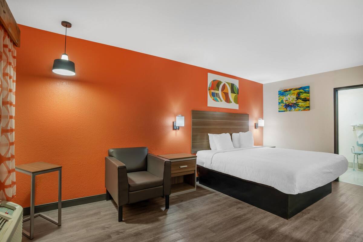 Standard Room, 1 King Bed, Bathtub | In-room safe, desk, iron/ironing board, WiFi (surcharge)