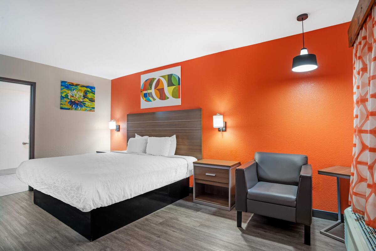 Standard Room, 1 King Bed, Accessible, Non Smoking | In-room safe, desk, iron/ironing board, WiFi (surcharge)