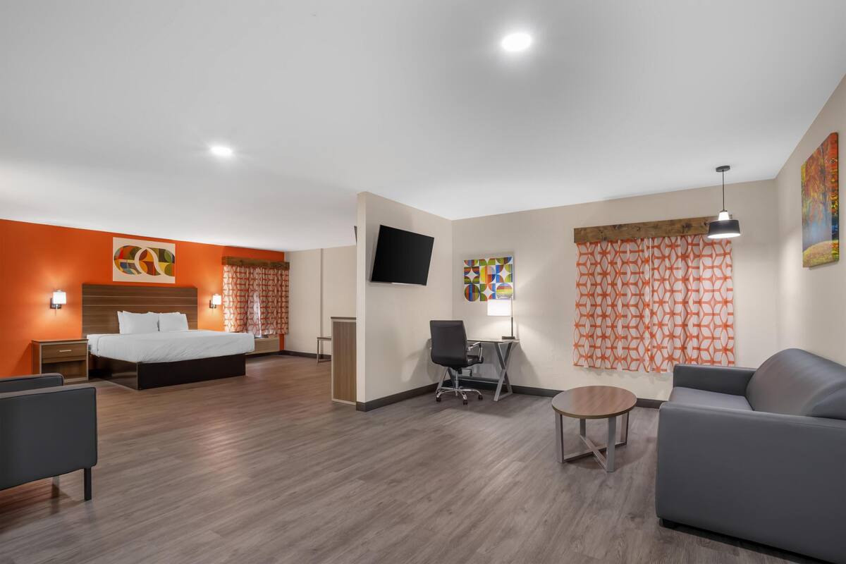 Suite, 1 King Bed, Non Smoking, Refrigerator & Microwave (with Single Sofabed) | In-room safe, desk, iron/ironing board, WiFi (surcharge)