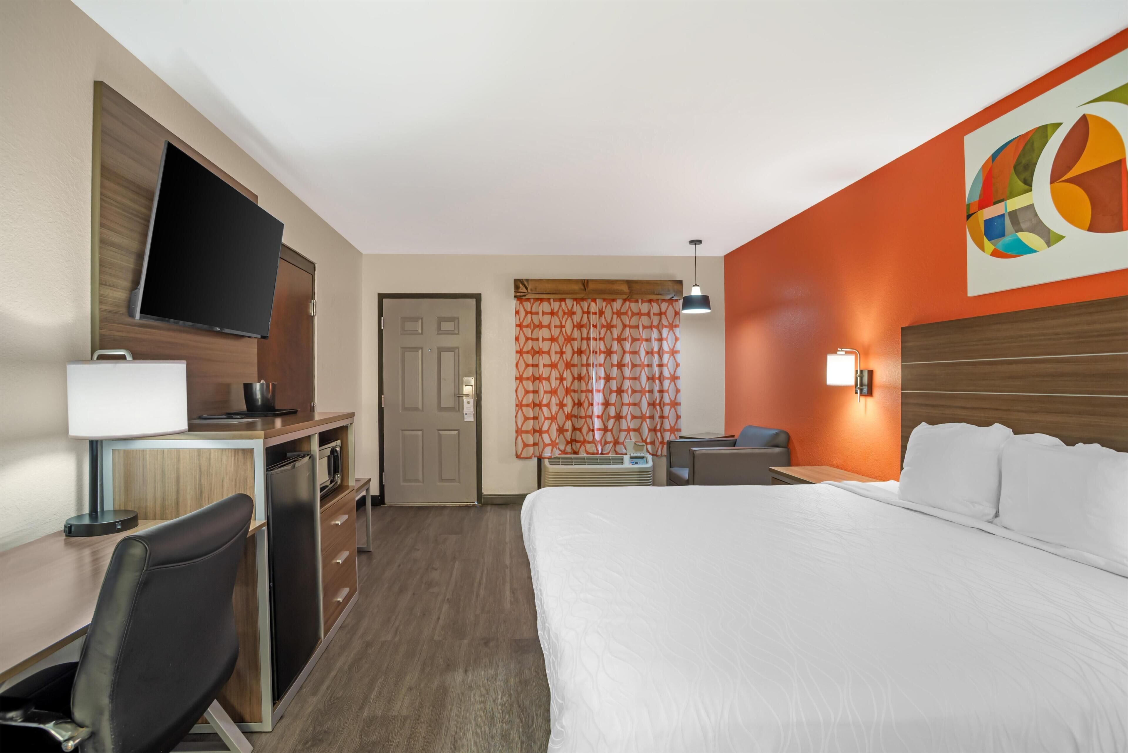 Standard Room, 1 King Bed, Non Smoking, Refrigerator & Microwave | In-room safe, desk, iron/ironing board, WiFi