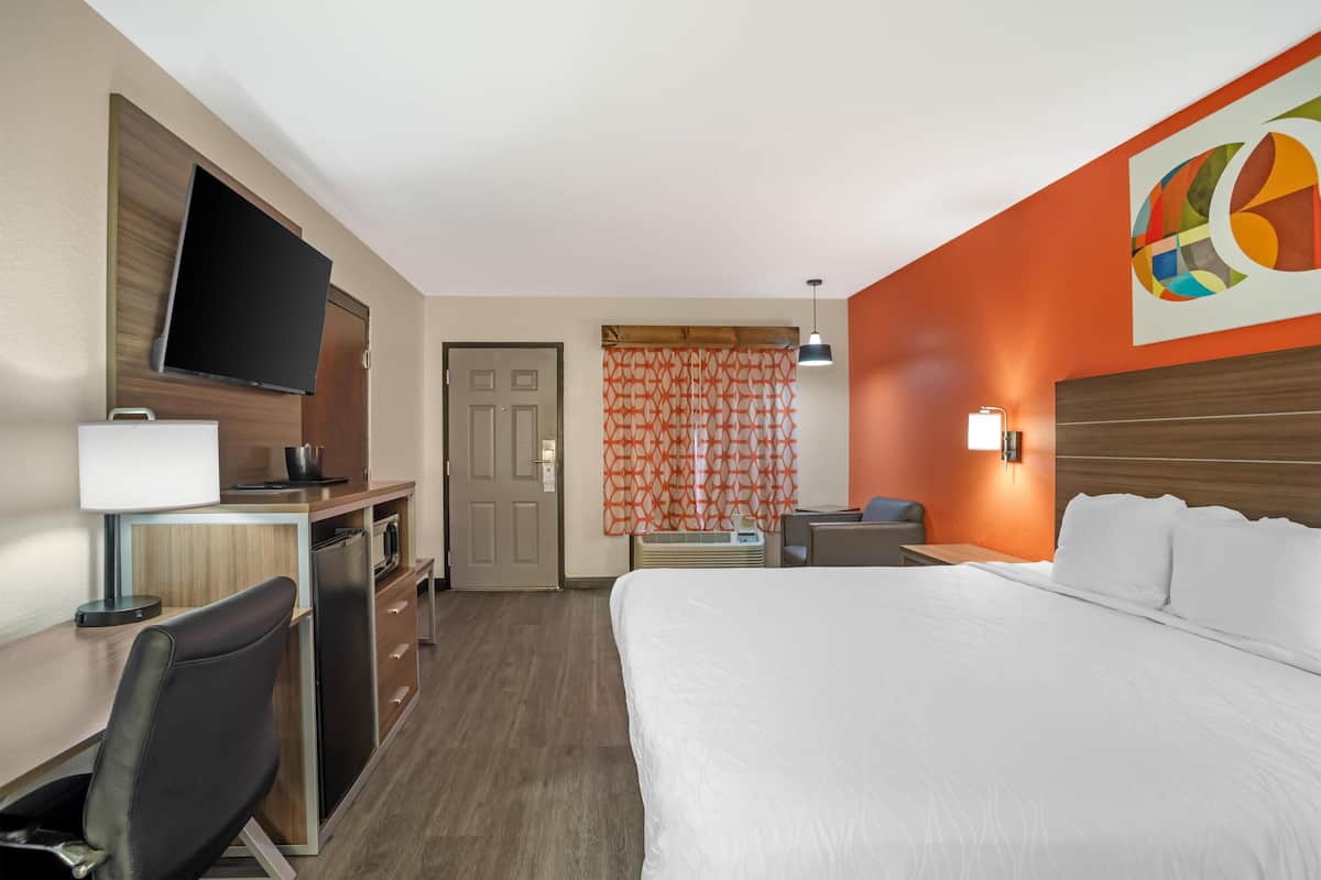 Standard Room, 1 King Bed, Non Smoking, Refrigerator & Microwave | In-room safe, desk, iron/ironing board, WiFi (surcharge)