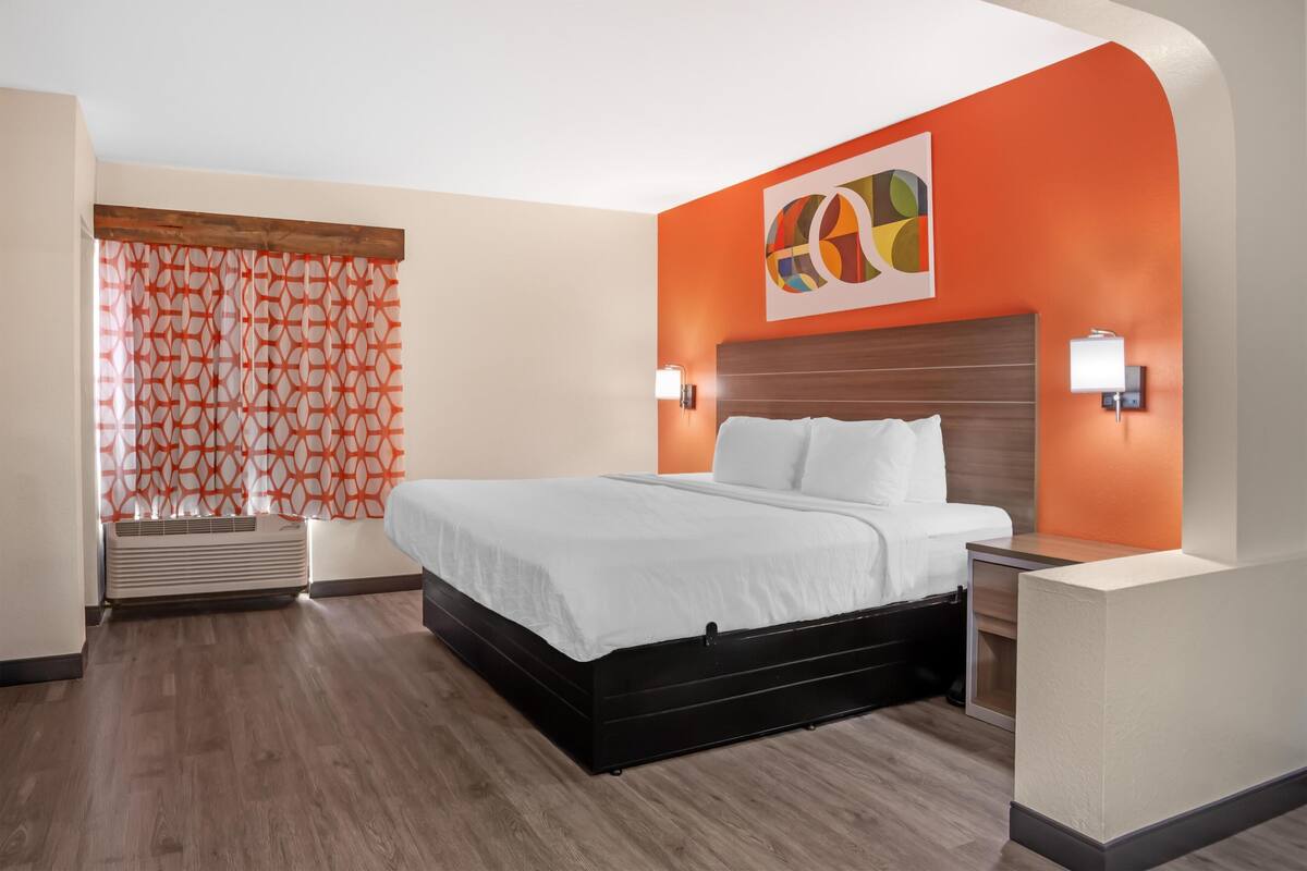 In-room safe, desk, iron/ironing board, WiFi (surcharge)