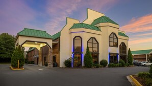 A hotel with a unique architectural design featuring multiple gabled roofs and large windows. - Best Western Statesville Inn (Statesville)