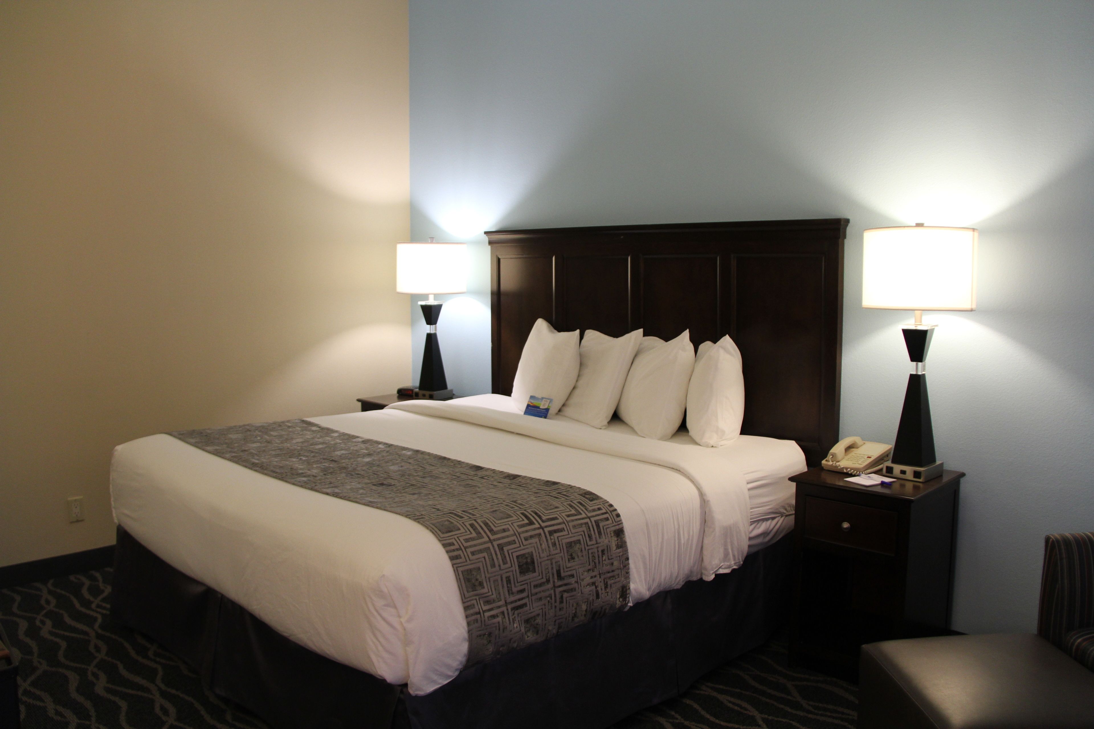 Escritorio, espacio para trabajar con laptop y cortinas blackout 