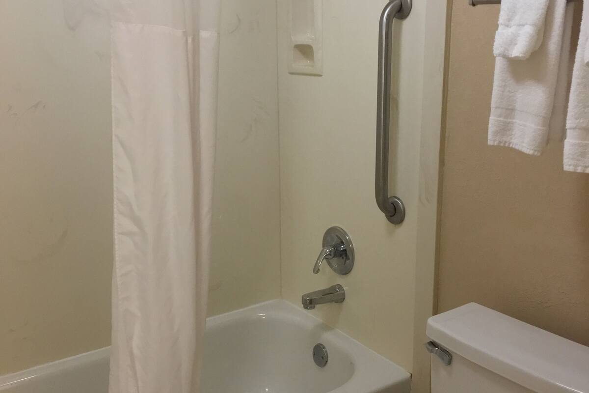 free toiletries, towels