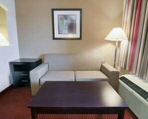 Desk, soundproofing, iron/ironing board, free cribs/infant beds - Quality Inn & Suites Clarksville (Clarksville)