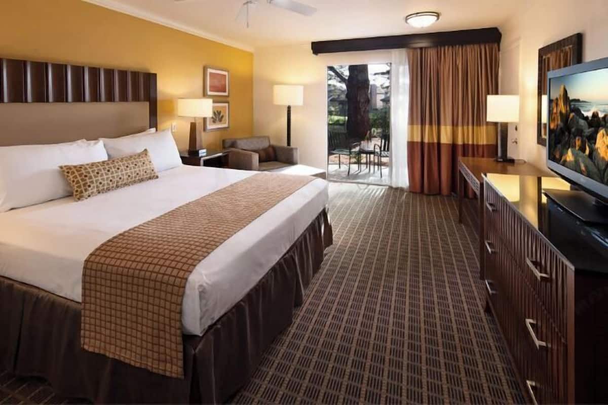 1 bedroom, premium bedding, desk, blackout curtains