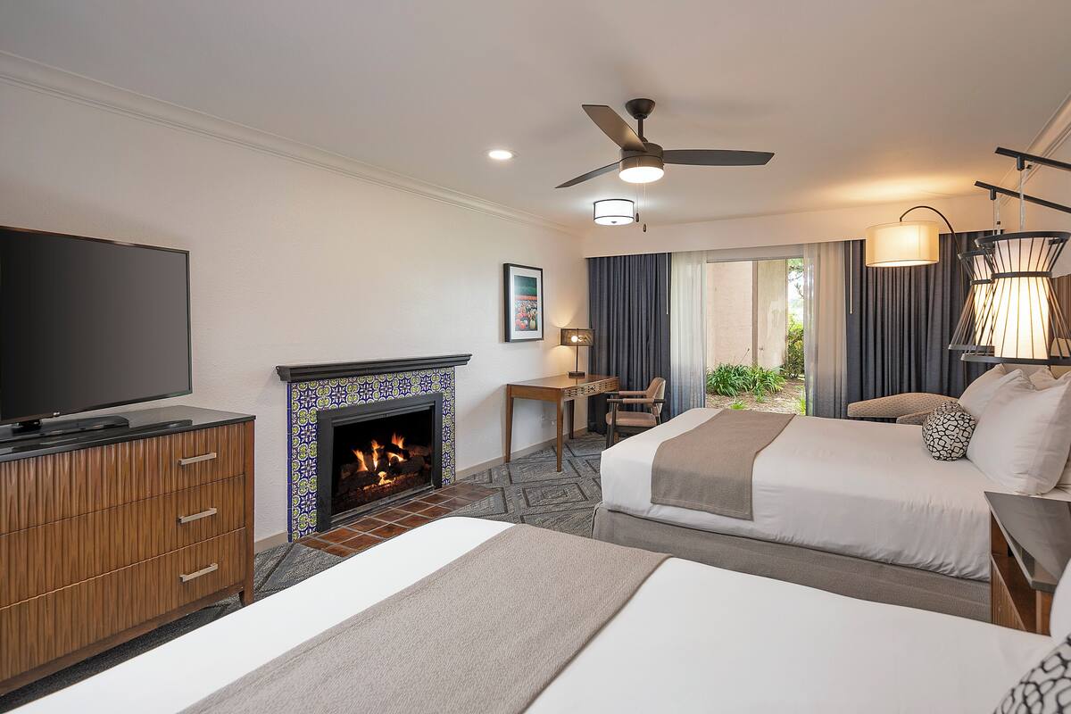 Quarto luxo, 2 camas Queen, lareira | Roupas de cama premium, escrivaninha, cortinas blackout