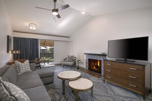 Premier-Suite, 1 King-Bett, Kamin, Blick auf den Golfplatz | Hochwertige Bettwaren, Schreibtisch, Verdunkelungsvorhänge