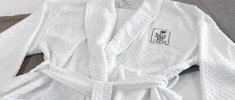 Una bata blanca con una etiqueta que indica que es del Half Moon Bay Lodge.