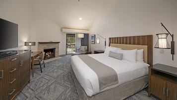 Habitación Deluxe, 1 cama King size, chimenea | Ropa de cama de alta calidad, escritorio y cortinas blackout