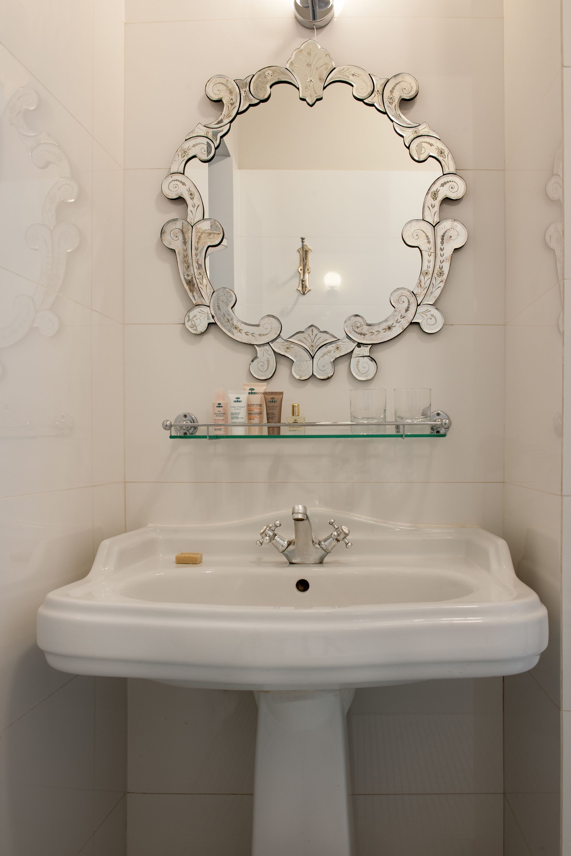 double room (chambre élégance) | bathroom sink