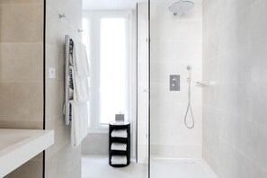 Bathroom shower - Hôtel Mathis (Paris)