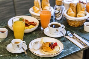 Daily cooked-to-order breakfast (EUR 24 per person)