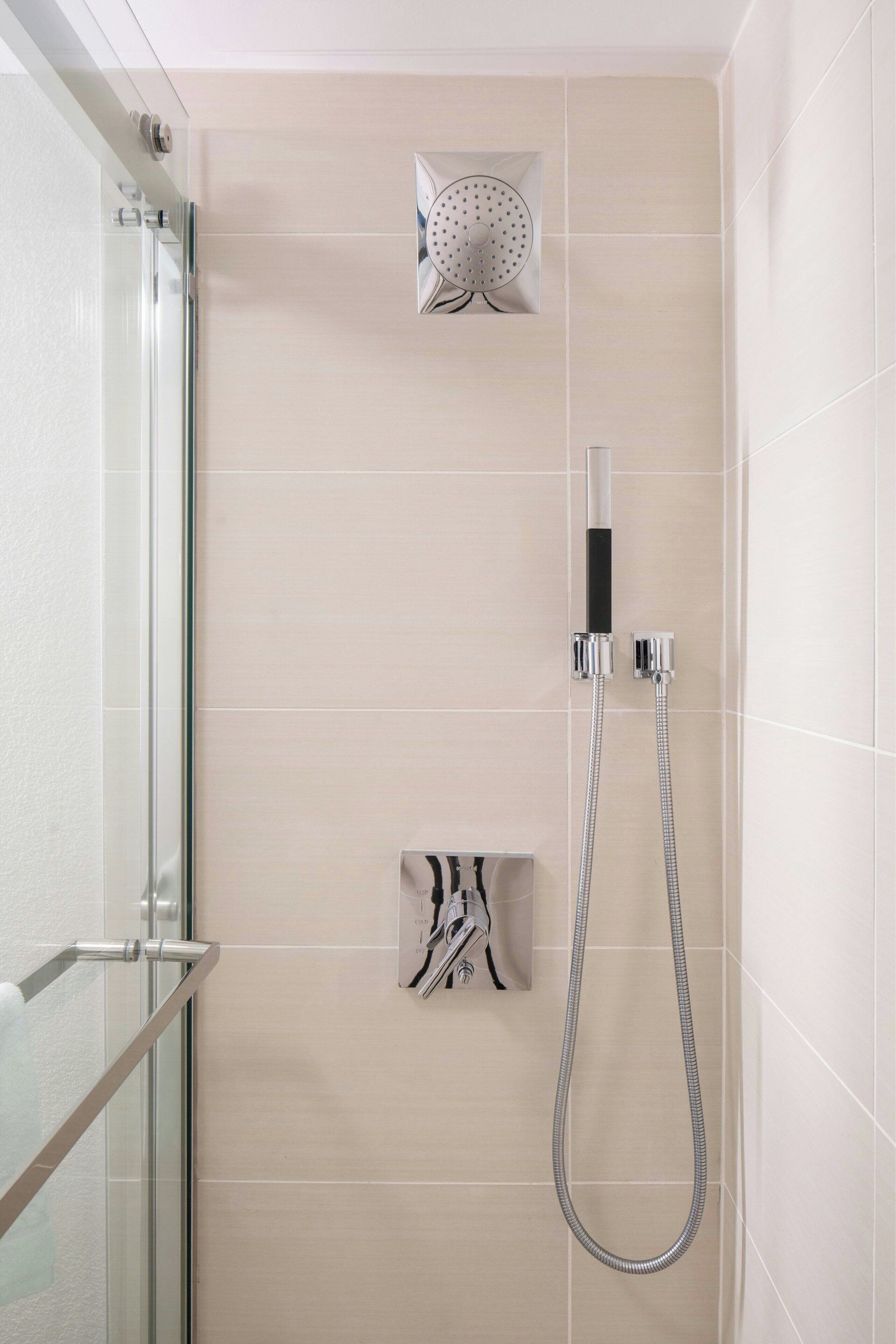 combined shower/bathtub, free toiletries, hair dryer