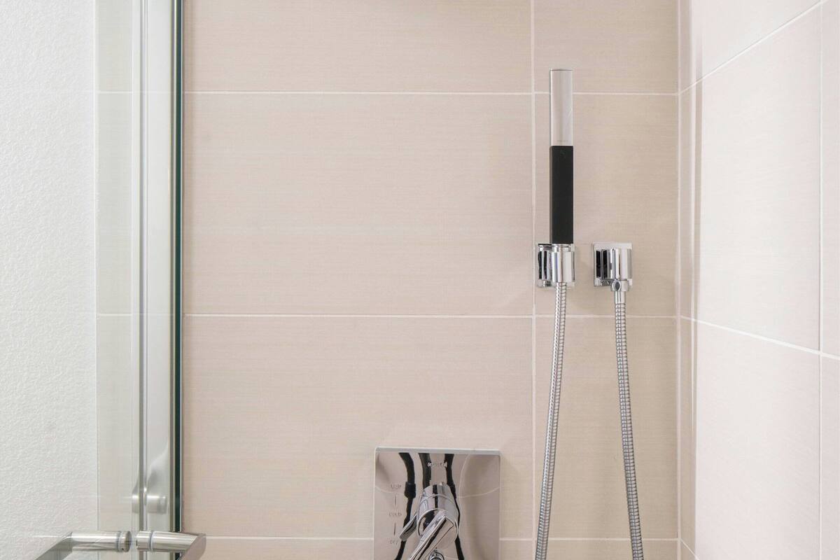 combined shower/bathtub, free toiletries, hair dryer