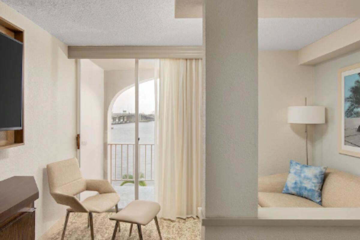 25-inch tv with digital channels, netflix, hulu