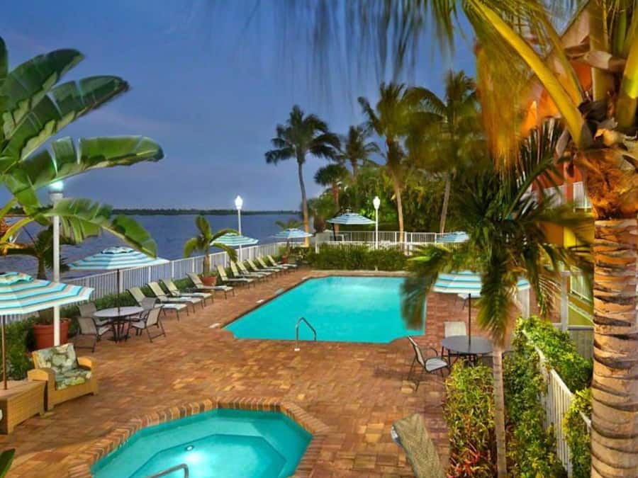 Piscine extérieure, parasols de plage, chaises longues