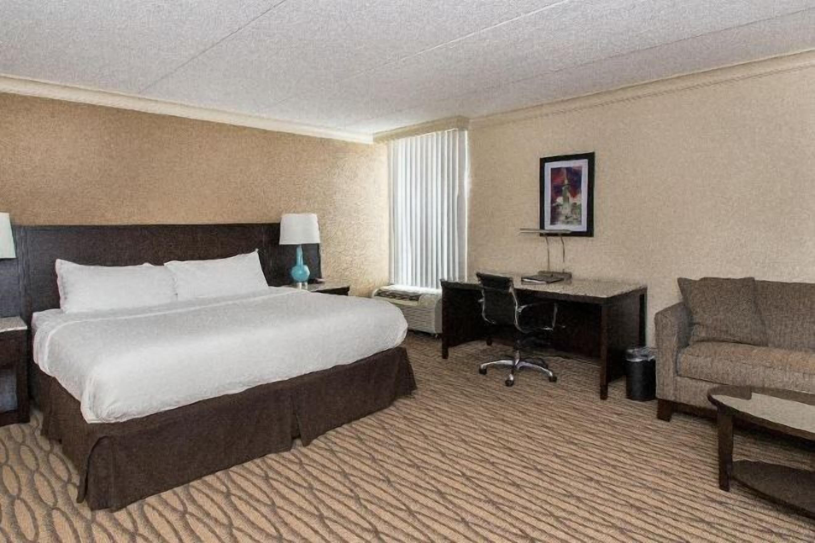 객실 내 금고, 각각 다르게 가구 비치, 책상, 노트북 작업 공간