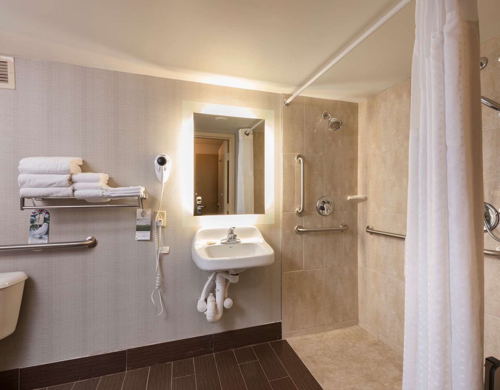 Bathroom | Combined shower/tub, hair dryer, towels