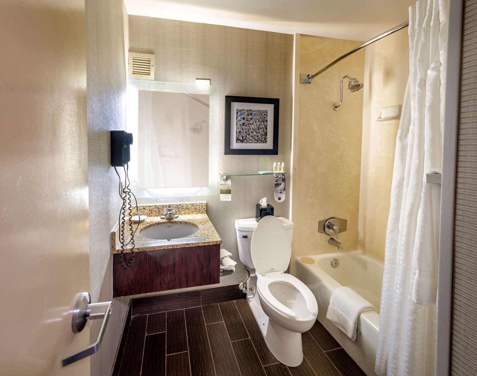 Bathroom | Combined shower/tub, hair dryer, towels