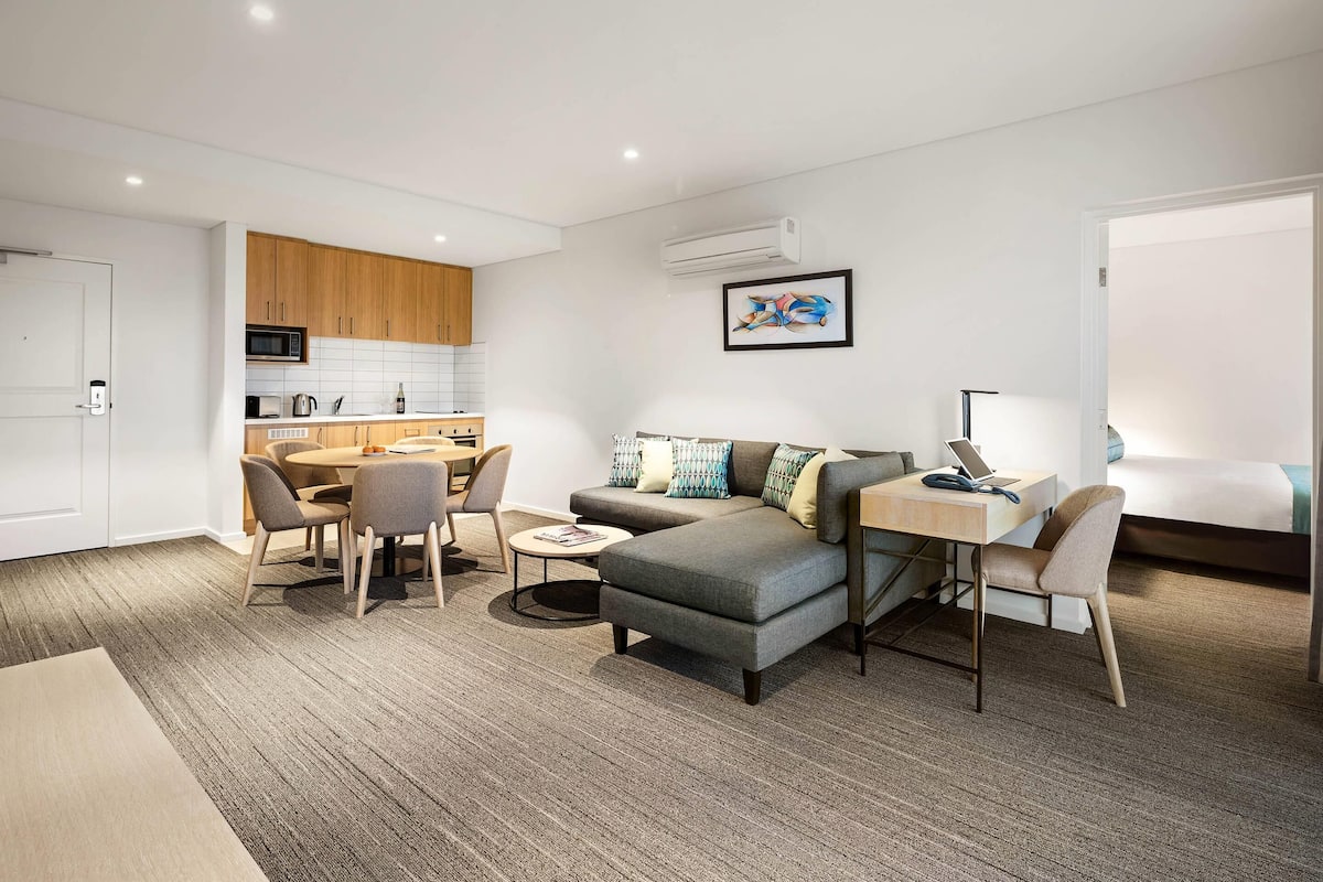 3-bedroom apartment | Minibar, iron/ironing board, cribs/infant beds, rollaway beds