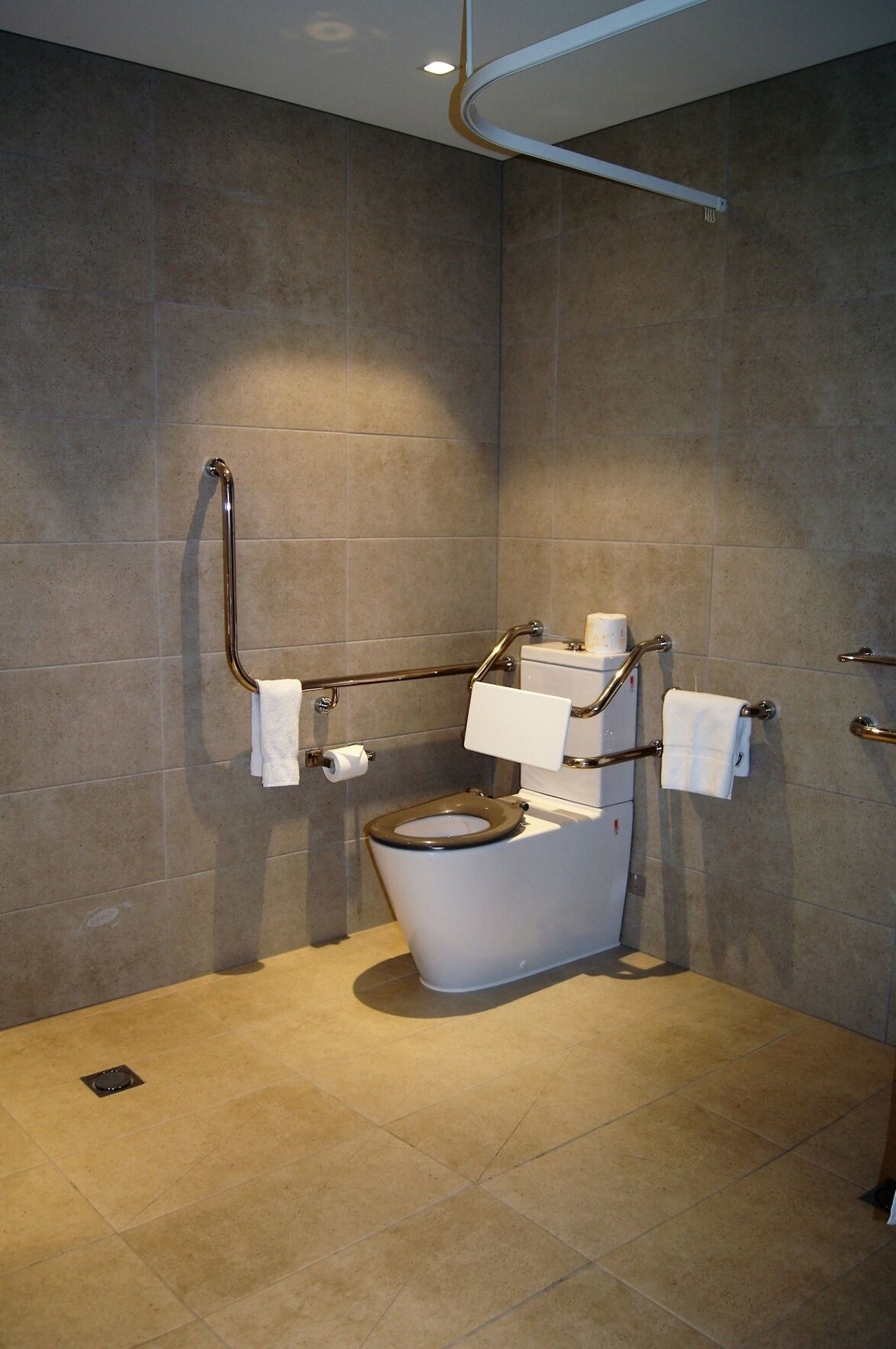 Bathroom | Combined shower/tub, free toiletries, hair dryer, towels
