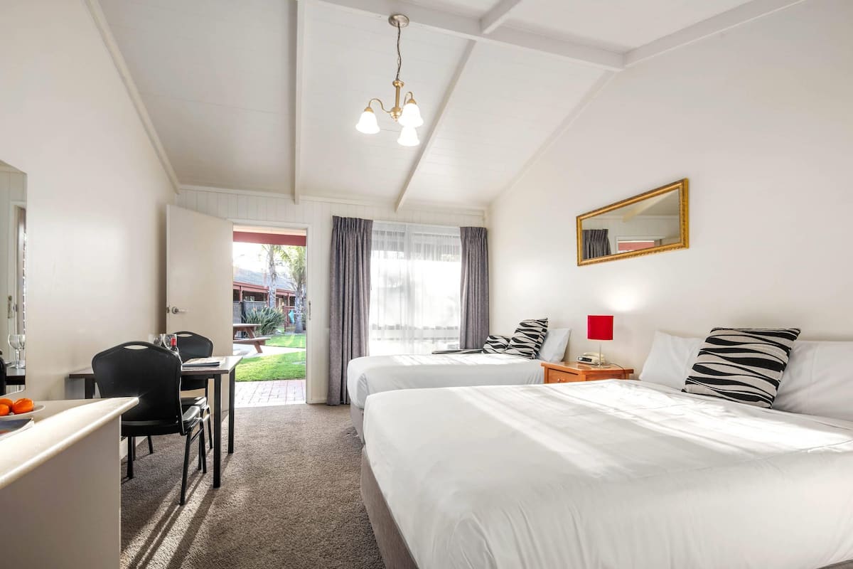 Rom, 2 enkeltsenger, gårdsplassområde | Minibar, skrivebord, strykejern/-brett og barnesenger