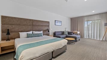 Minibar, escritorio, tabla de planchar con plancha y cunas