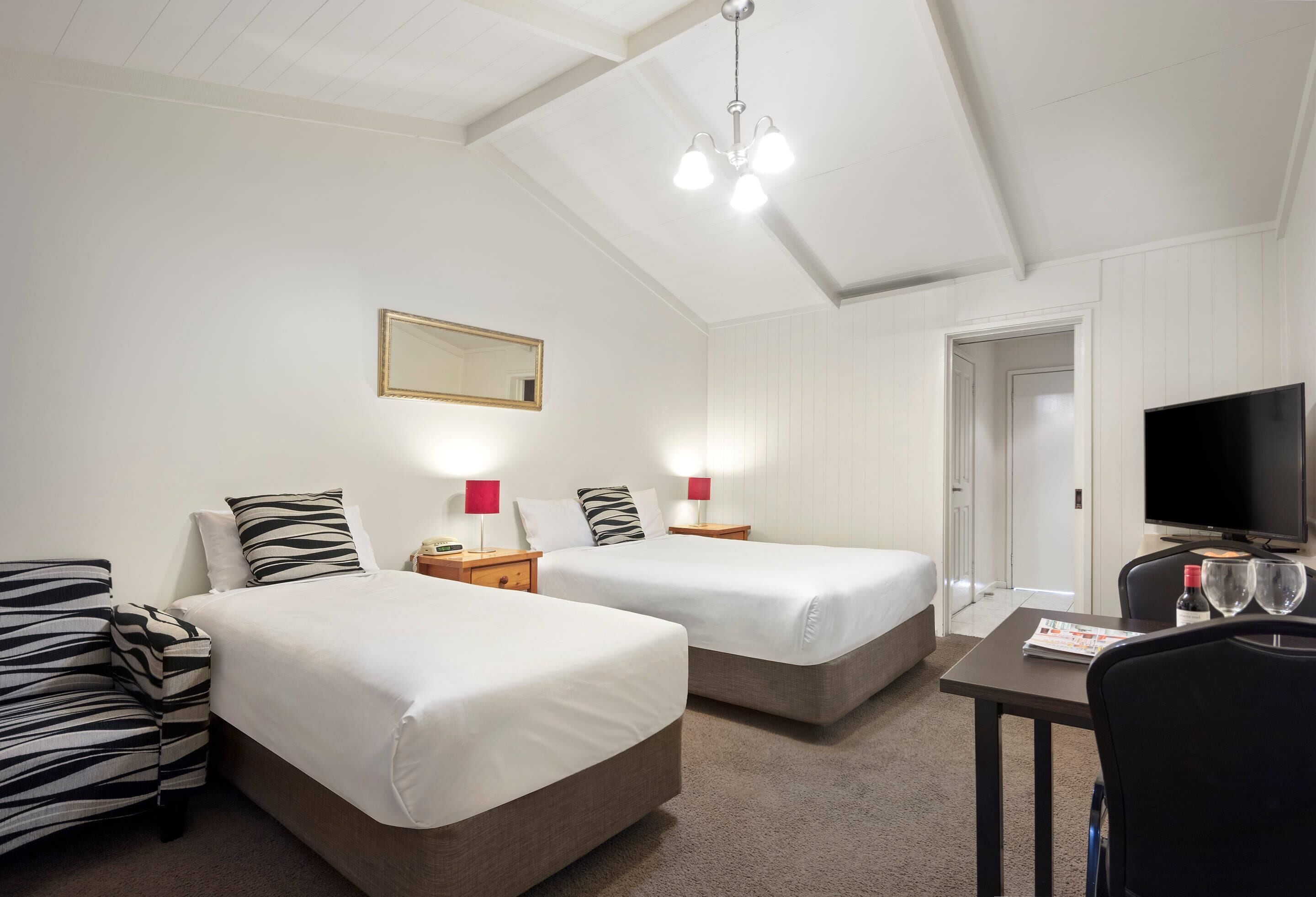 ميني بار ومكتب ومكواة/لوح كي وأسرّة أطفال/رضّع