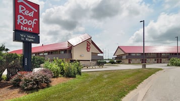 A Red Roof Inn with a sign indicating it takes reservations. The building has a red roof and beige walls.