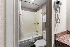 Combined shower/bathtub, free toiletries, towels, soap