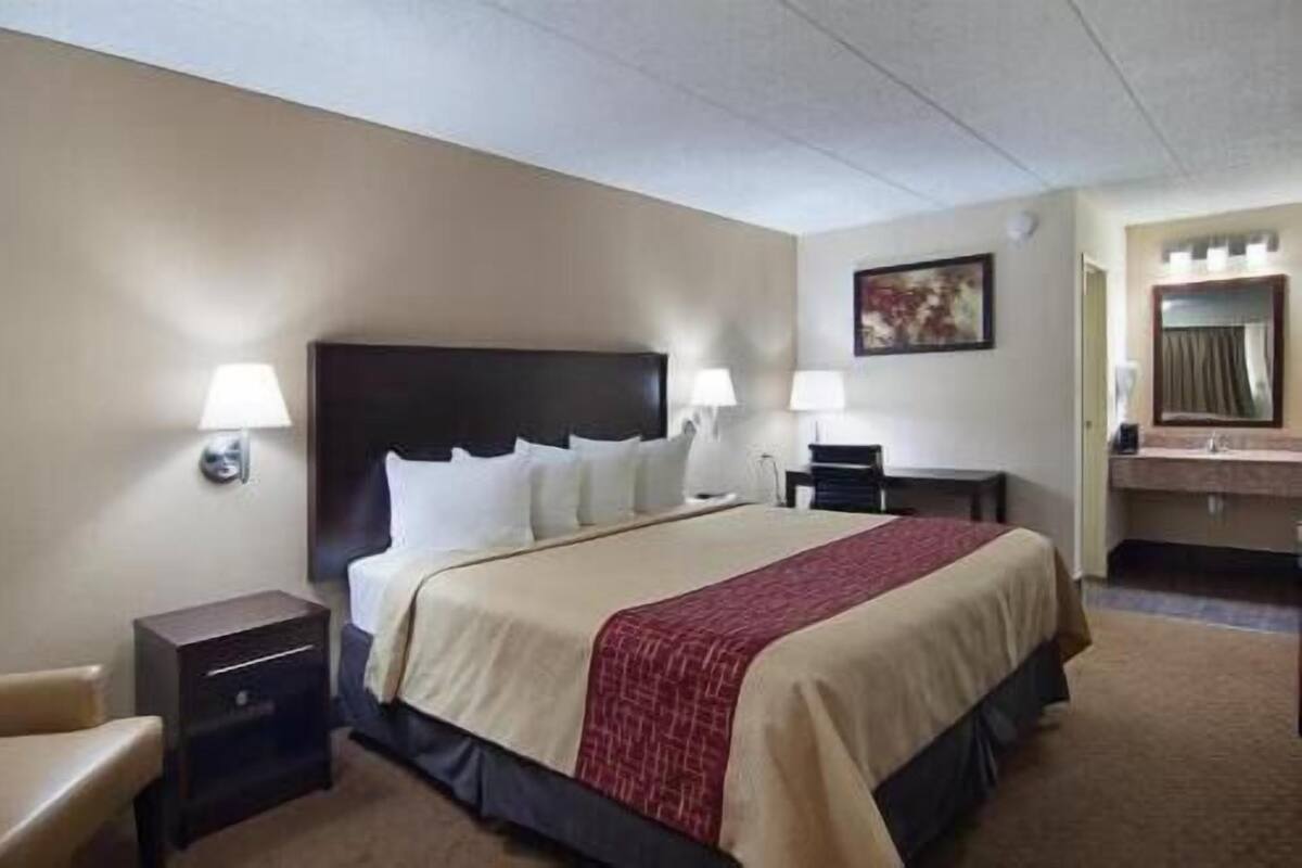 Desk, free cribs/infant beds, free WiFi, bed sheets