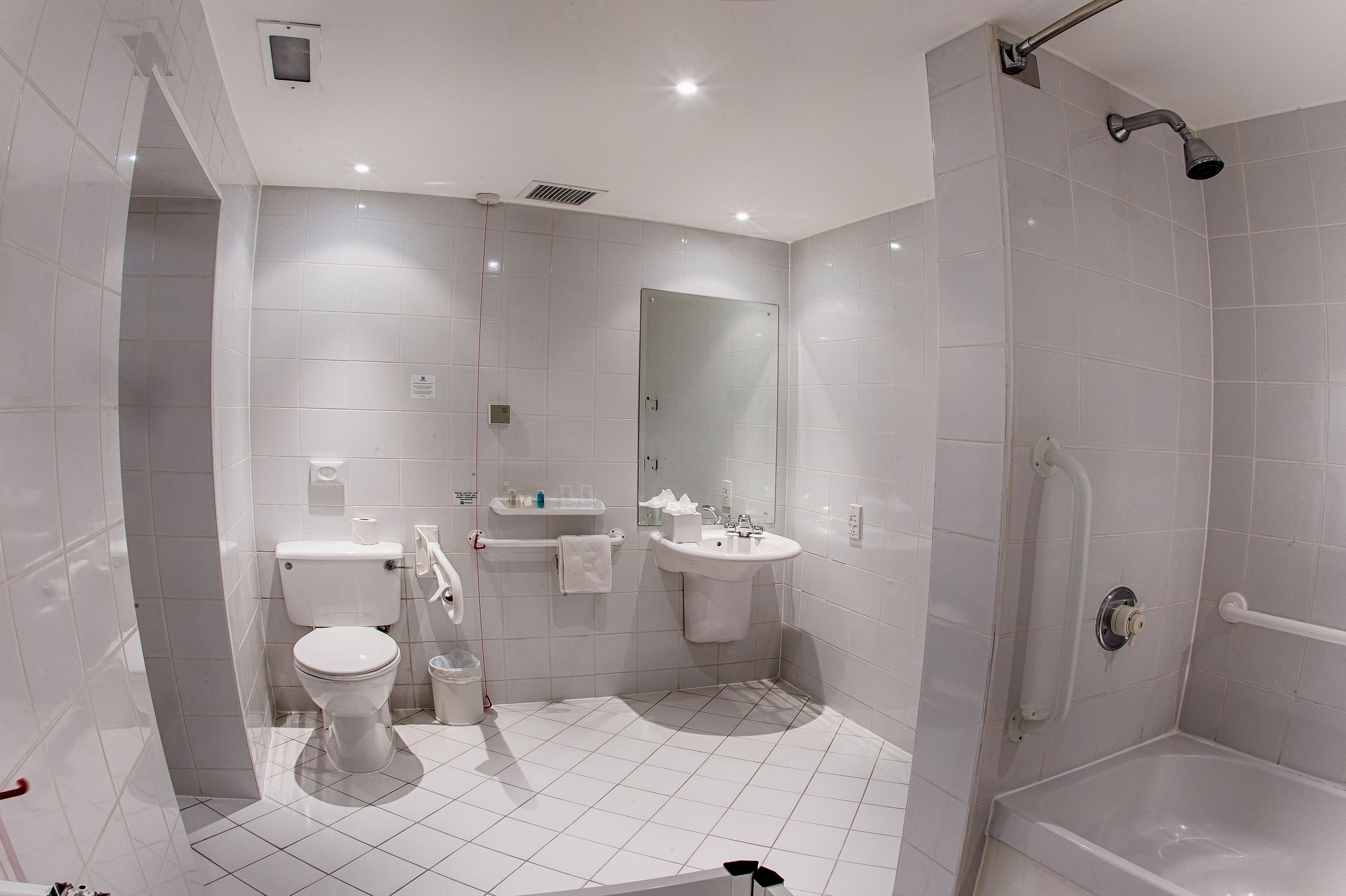 Ensemble douche/baignoire, articles de toilette gratuits, sèche-cheveux