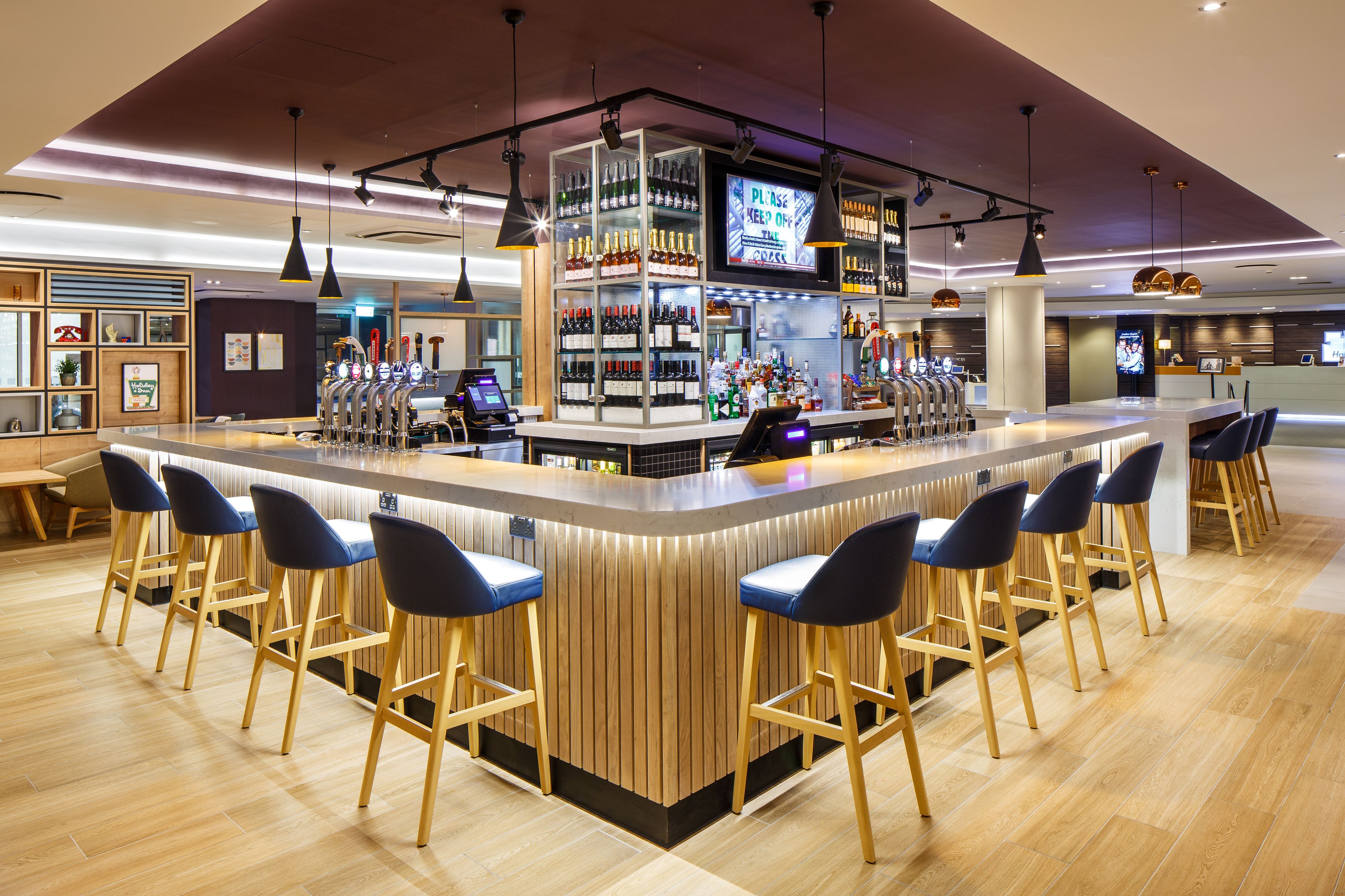 2 bars/lounges