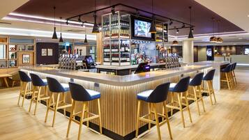 2 bars/lounges
