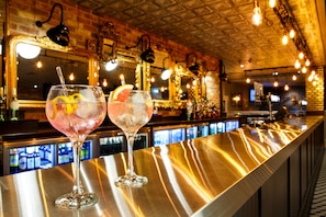 2 barer/lounger og sportsbar
