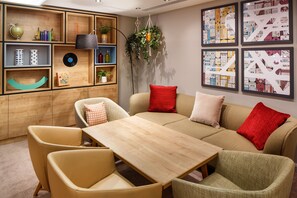 2 bars/lounges