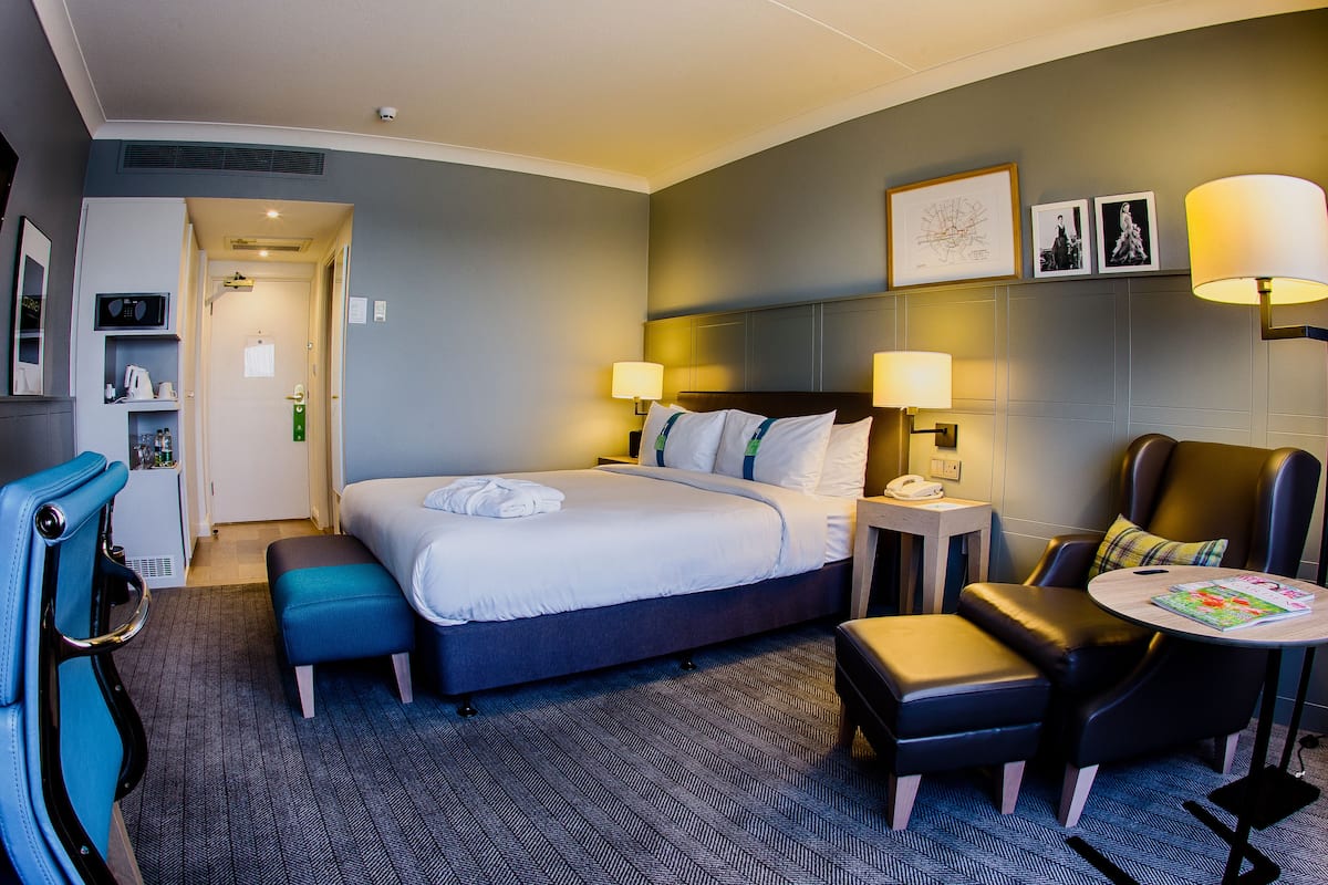 Egyptian cotton sheets, premium bedding, in-room safe, desk