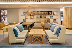 Un espace de détente moderne avec des canapés, une table basse et une table à manger.
