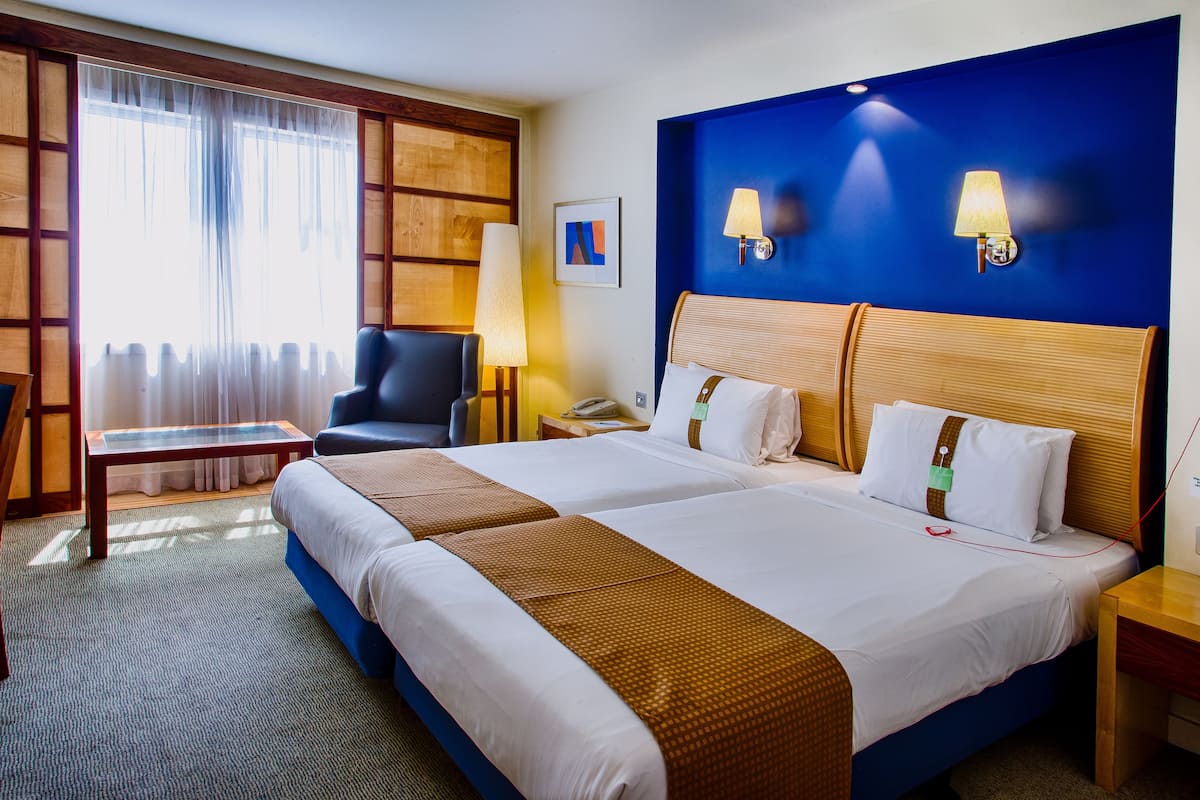 Egyptian cotton sheets, premium bedding, in-room safe, desk