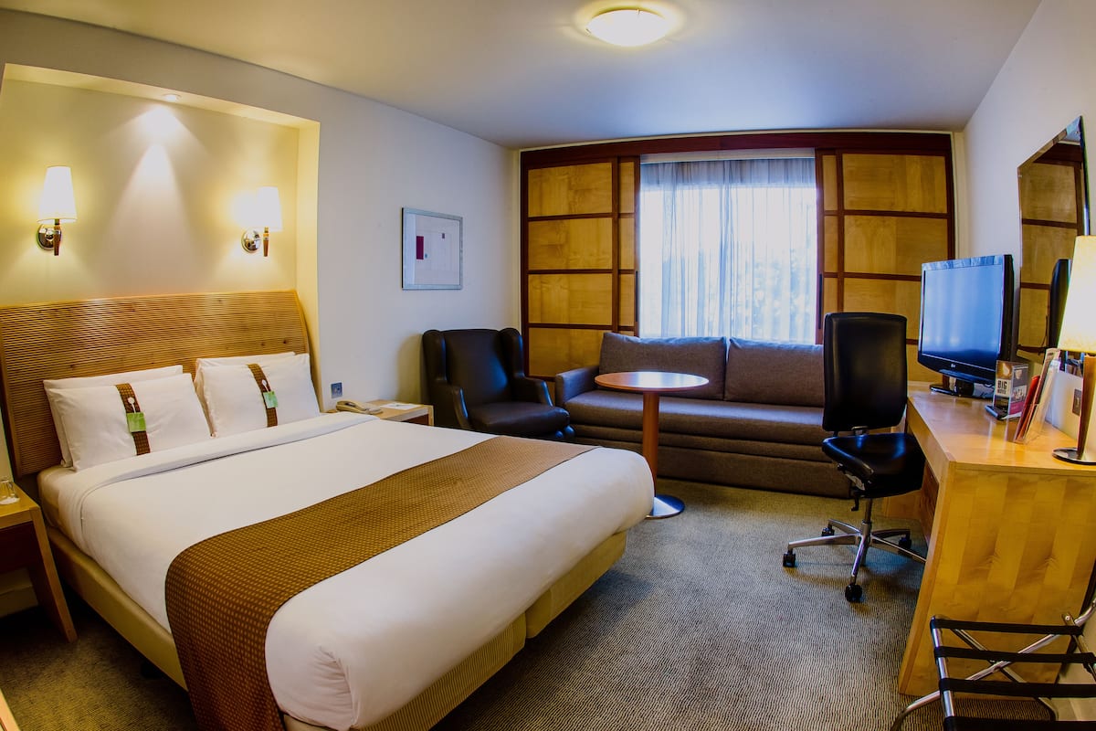 Egyptian cotton sheets, premium bedding, in-room safe, desk