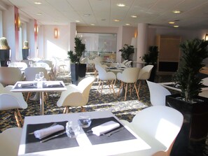 Breakfast, lunch, dinner served; French cuisine  - Mercure Epinal Centre (Epinal)