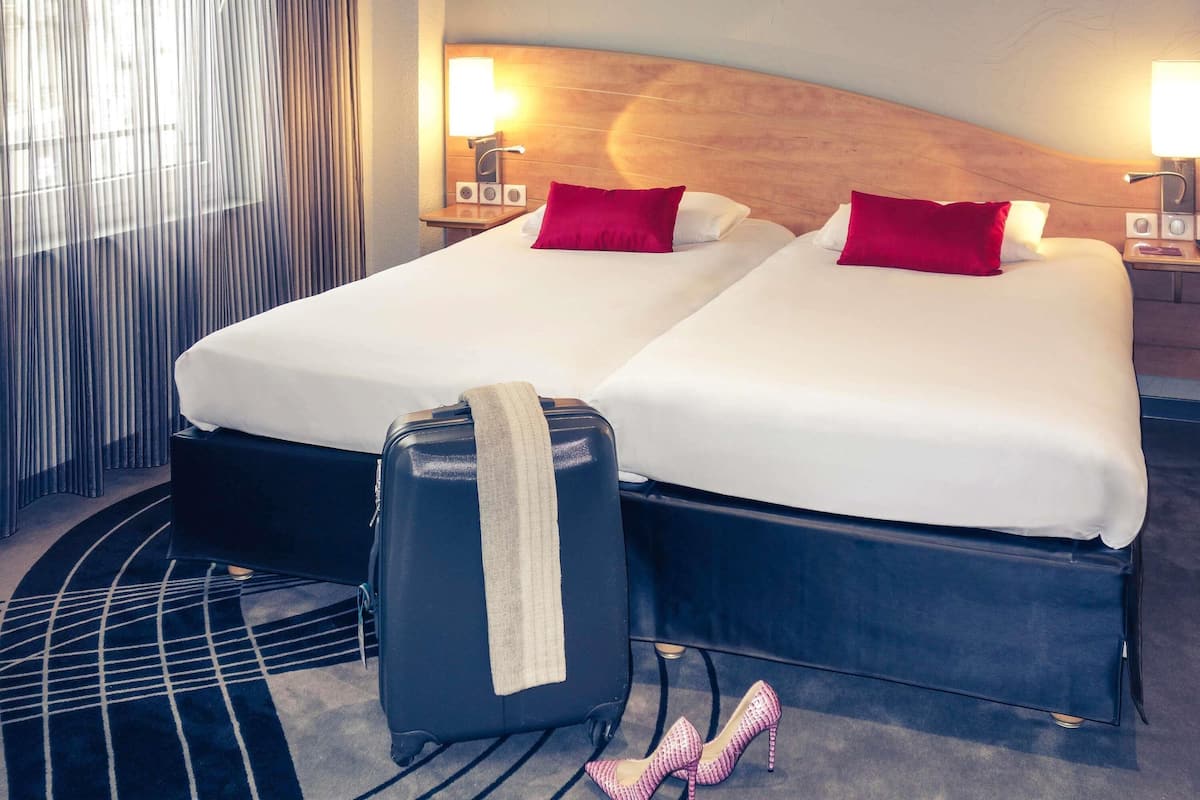 Standard Room, 2 Twin Beds | Premium bedding, pillowtop beds, in-room safe, desk